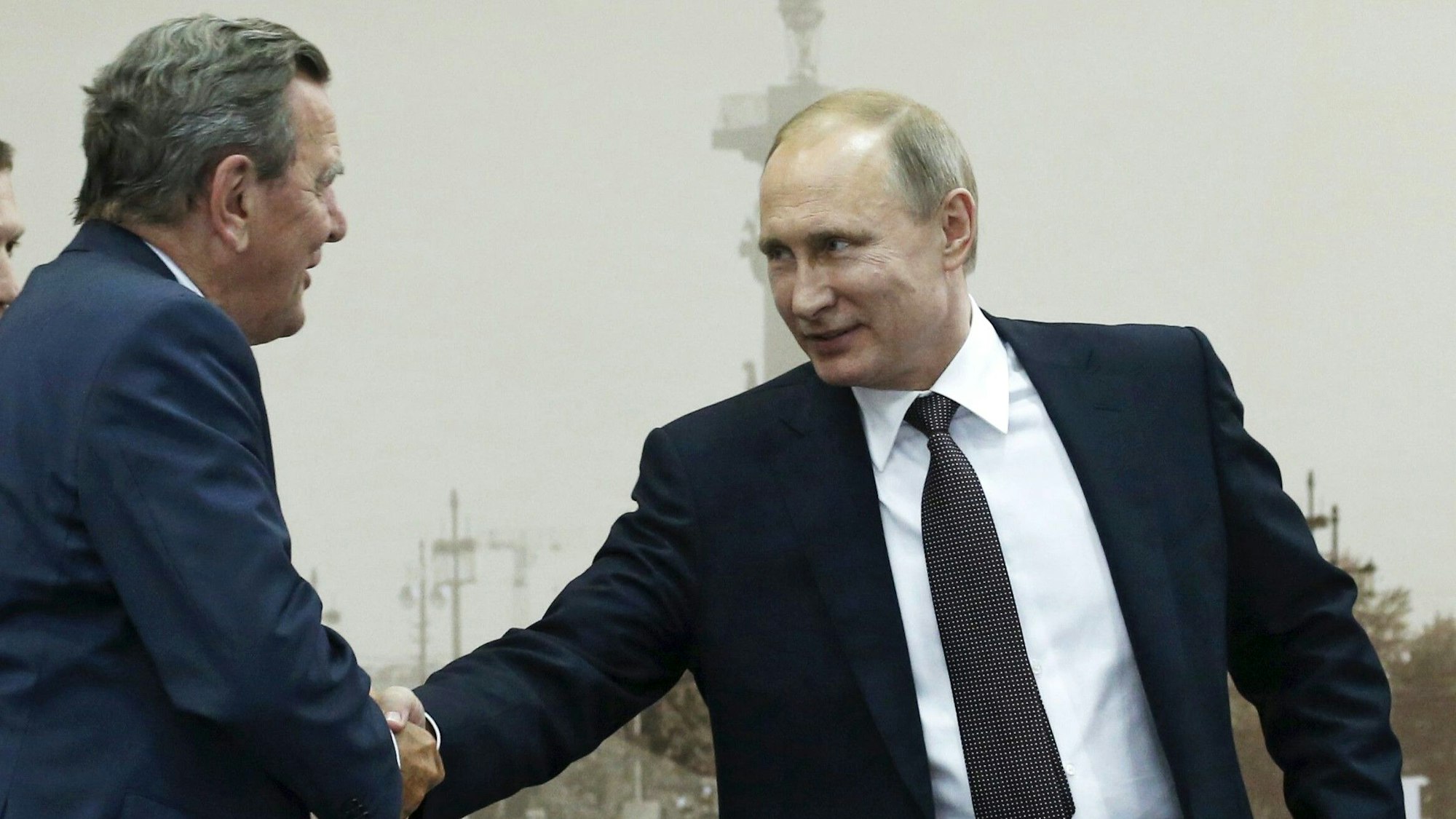 Gerhard Schröder (SPD, l), ehemaliger Bundeskanzler, begrüßt Wladimir Putin bei einem Treffen in St. Petersburg. (Archivbild)