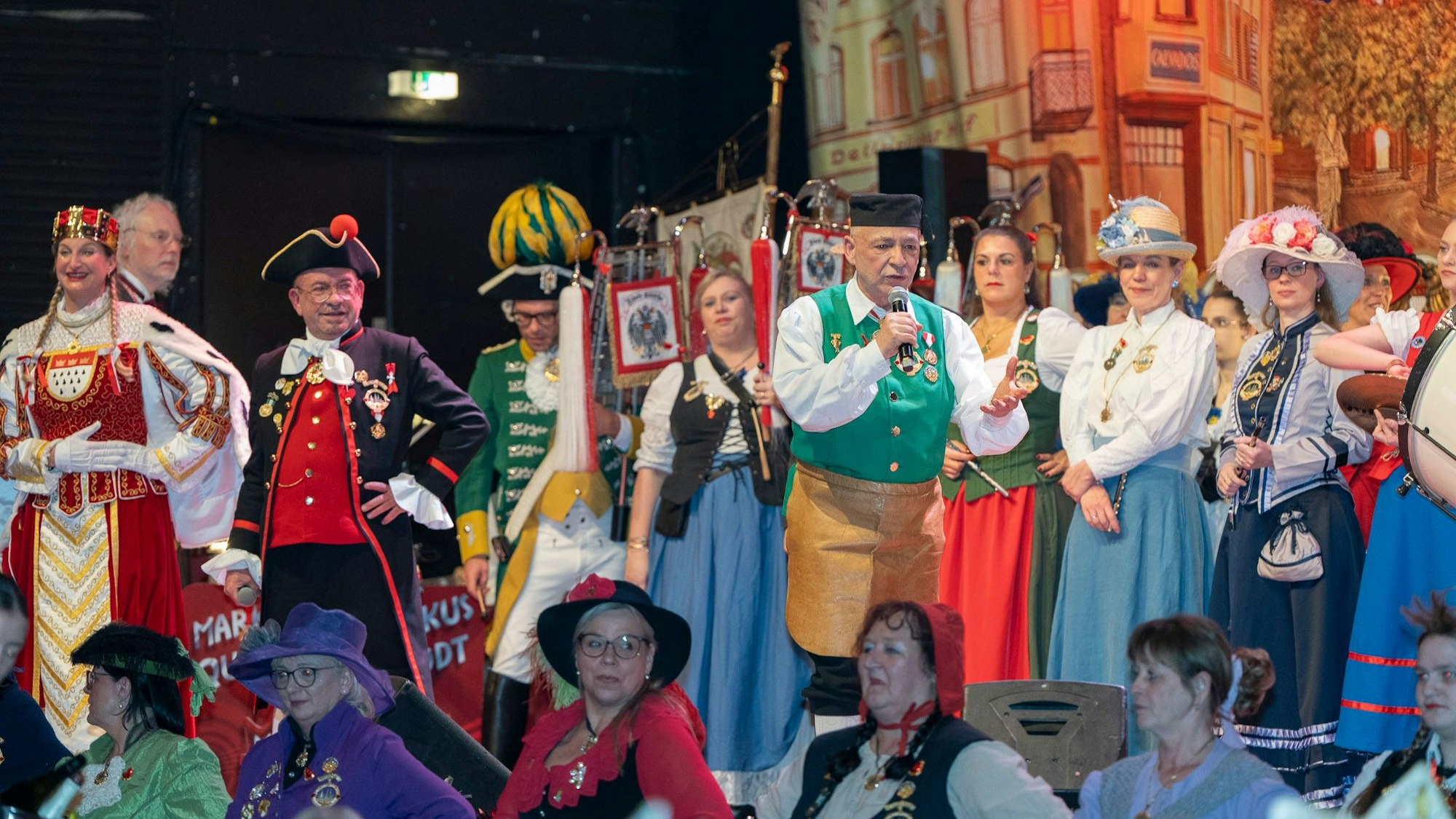 Die Fidele Kölsche sind eine Brauchtumsgruppe mit Musik und urkölschen Kostümen.