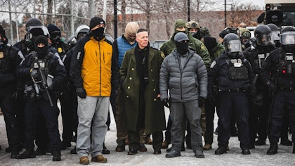 Das Bild zeigt ICE „Commander-at-Large“ Gregory Bovino im Militärmantel mit doppelter Knopfleiste "gefechtsbereit" inmitten einer amerikanischen Großstadt. Foto: IMAGO/ZUMA Press Wire
