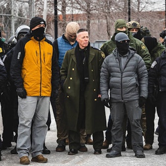 Das Bild zeigt ICE „Commander-at-Large“ Gregory Bovino im Militärmantel mit doppelter Knopfleiste "gefechtsbereit" inmitten einer amerikanischen Großstadt. Foto: IMAGO/ZUMA Press Wire