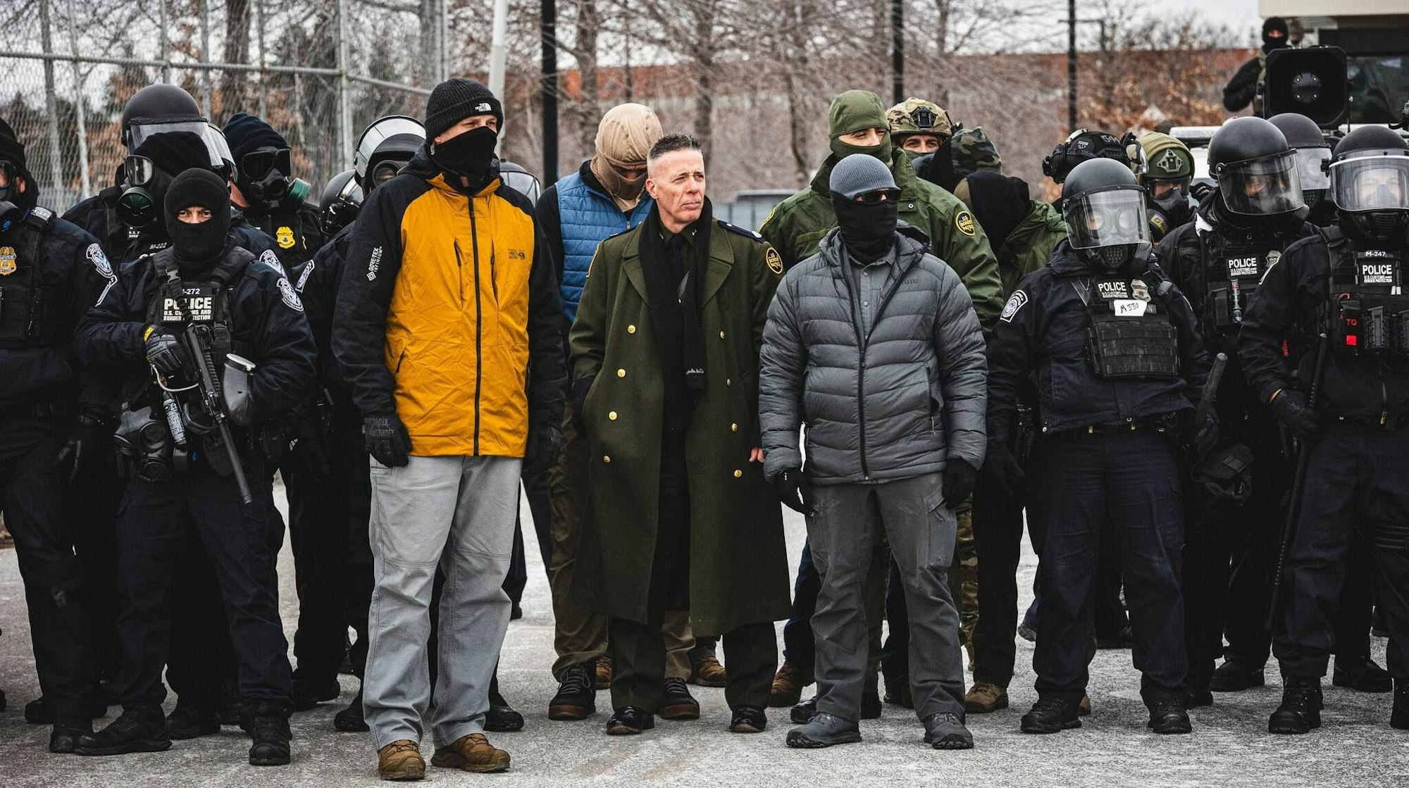 Das Bild zeigt ICE „Commander-at-Large“ Gregory Bovino im Militärmantel mit doppelter Knopfleiste "gefechtsbereit" inmitten einer amerikanischen Großstadt. Foto: IMAGO/ZUMA Press Wire