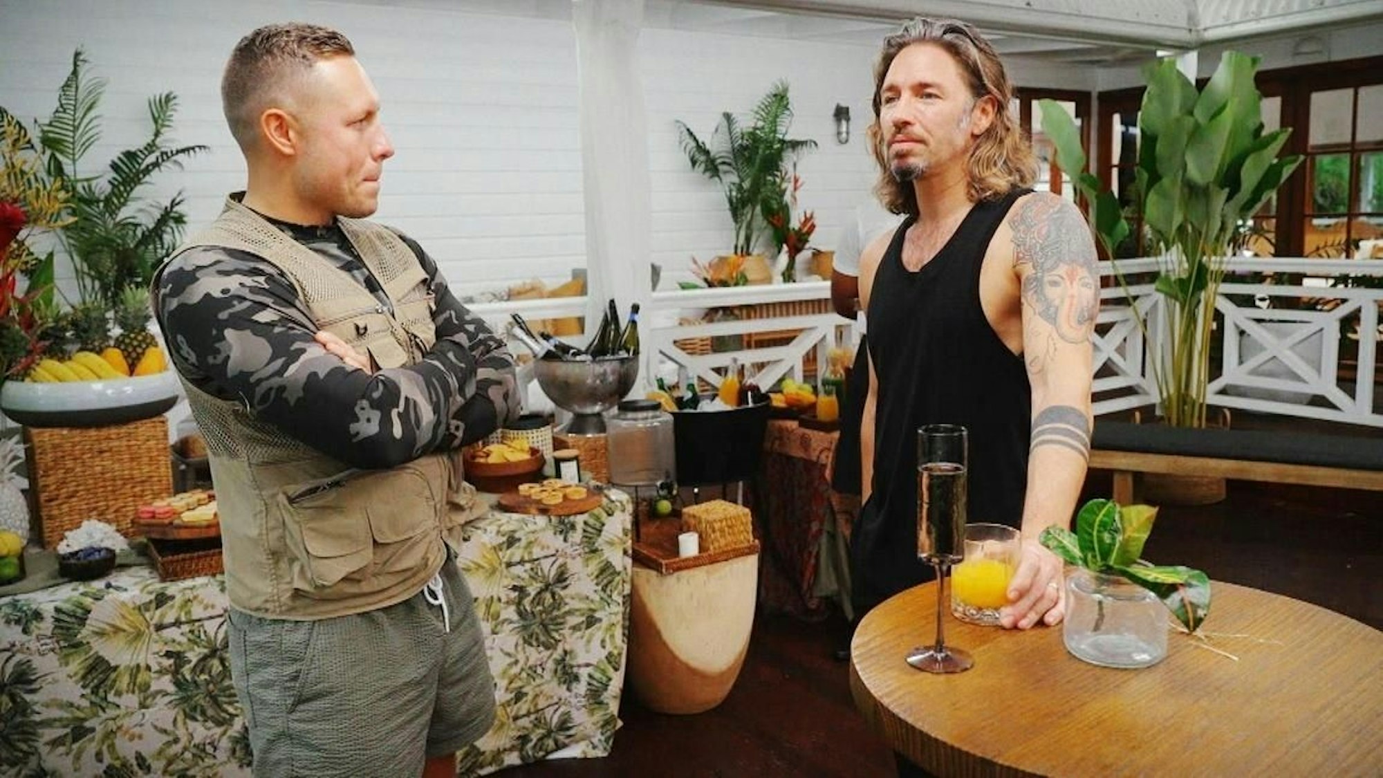 Patrick Romer (l.) und Gil Ofarim im Gespräch während der RTL-Show „Ich bin ein Star – Holt mich hier raus!“.