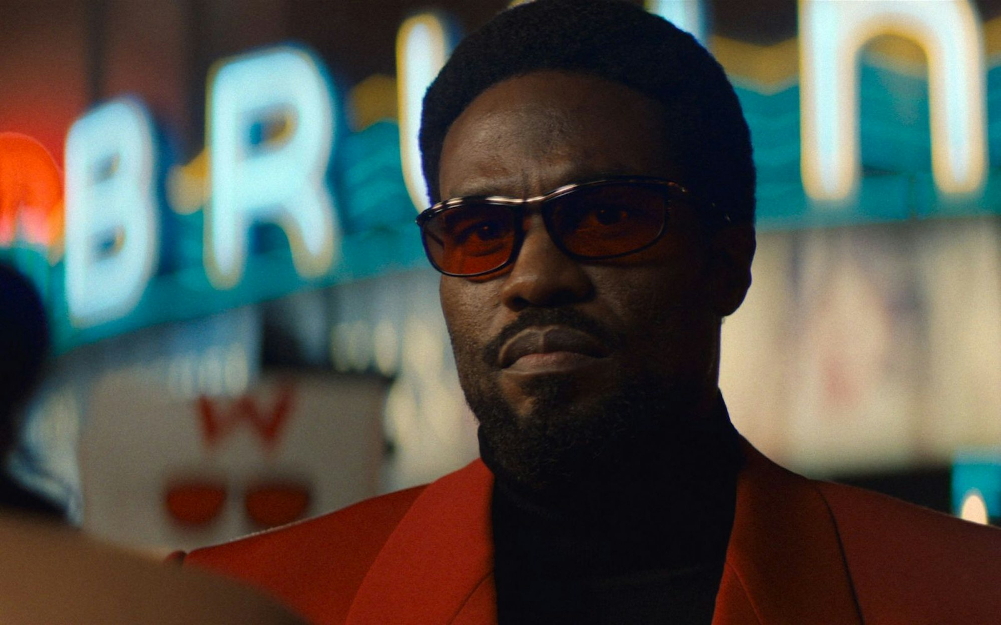 Bisher lief die Schauspielkarriere von Simon Williams (Yahya Abdul-Mateen II, Bild) nur schleppend an. Ein Film soll nun alles ändern: das Remake seines Lieblingsfilms „Wonder Man“. Entsprechend will Simon unbedingt eine Rolle ergattern. (Bild: Marvel 2025)