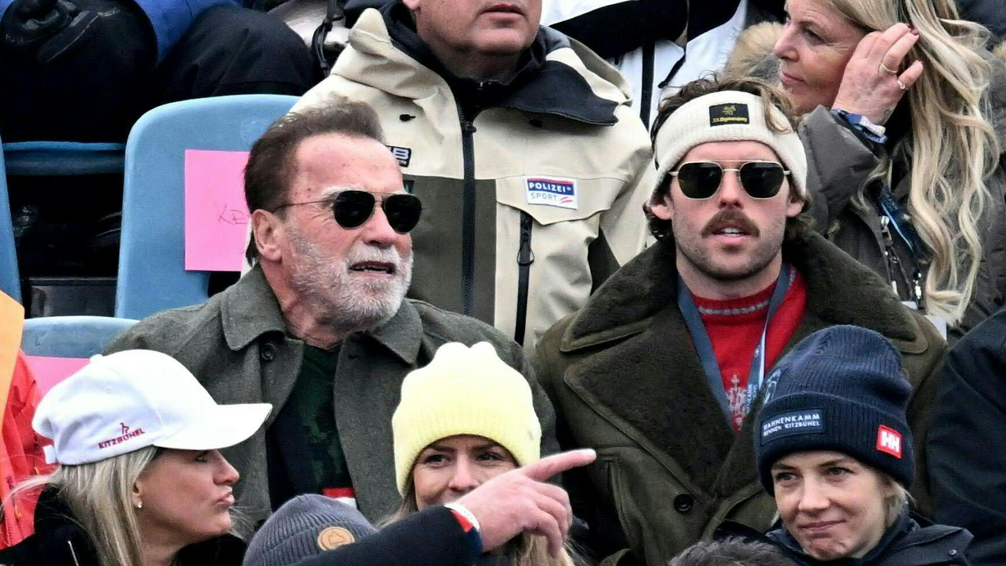 Arnold Schwarzenegger (links) mit seinem Sohn Christopher bei der Herrenabfahrt des FIS-Alpinski-Weltcups in Kitzbühel, Österreich, am 24. Januar 2026.