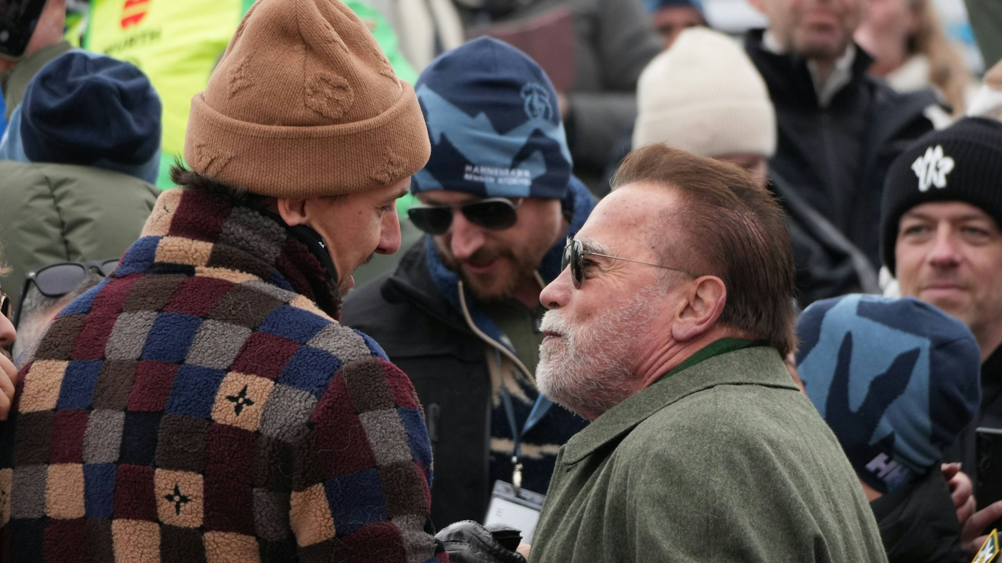 Arnold Schwarzenegger im Gespräch mit Zlatan Ibrahimović am Rande des Skiweltcups in Kitzbühel.