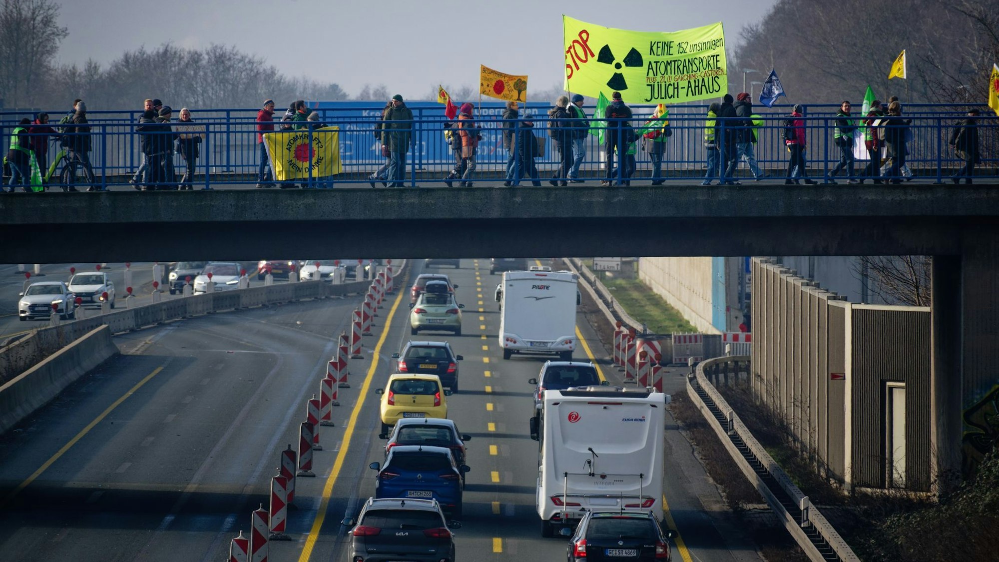Ein Protestzug gegen Castor-Transporte geht in Bottrop über eine Brücke über die A2.