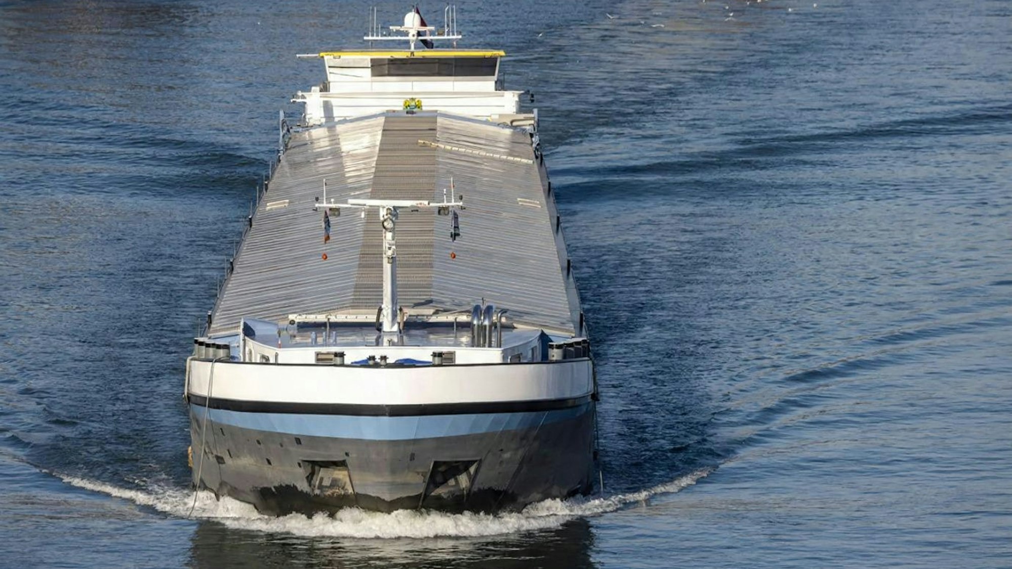 Ein Frachter auf dem Rhein.