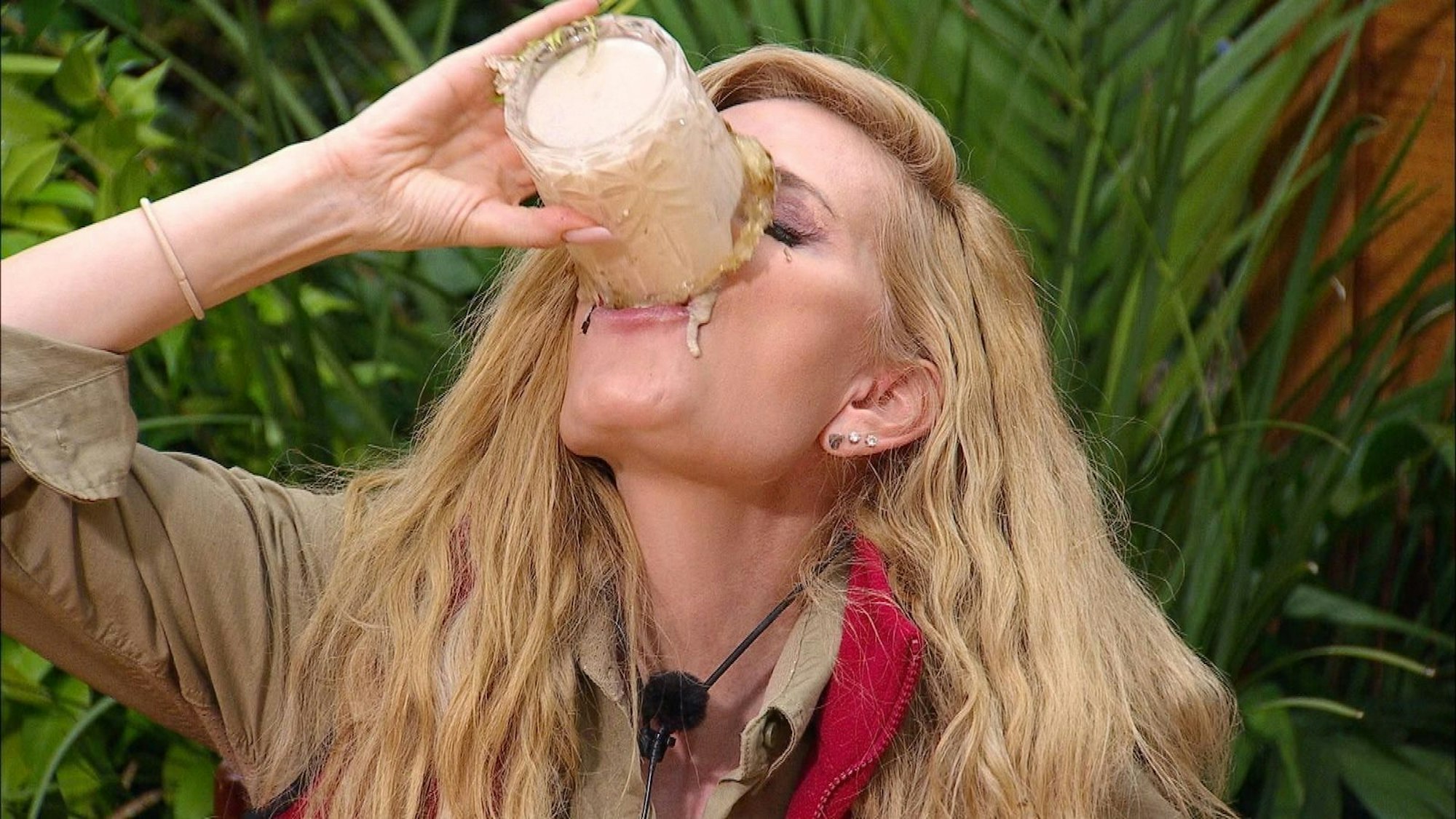 Mirja du Mont trinkt einen pürierten Ziegenmagen bei der Dschungelprüfung. (Bild: RTL)