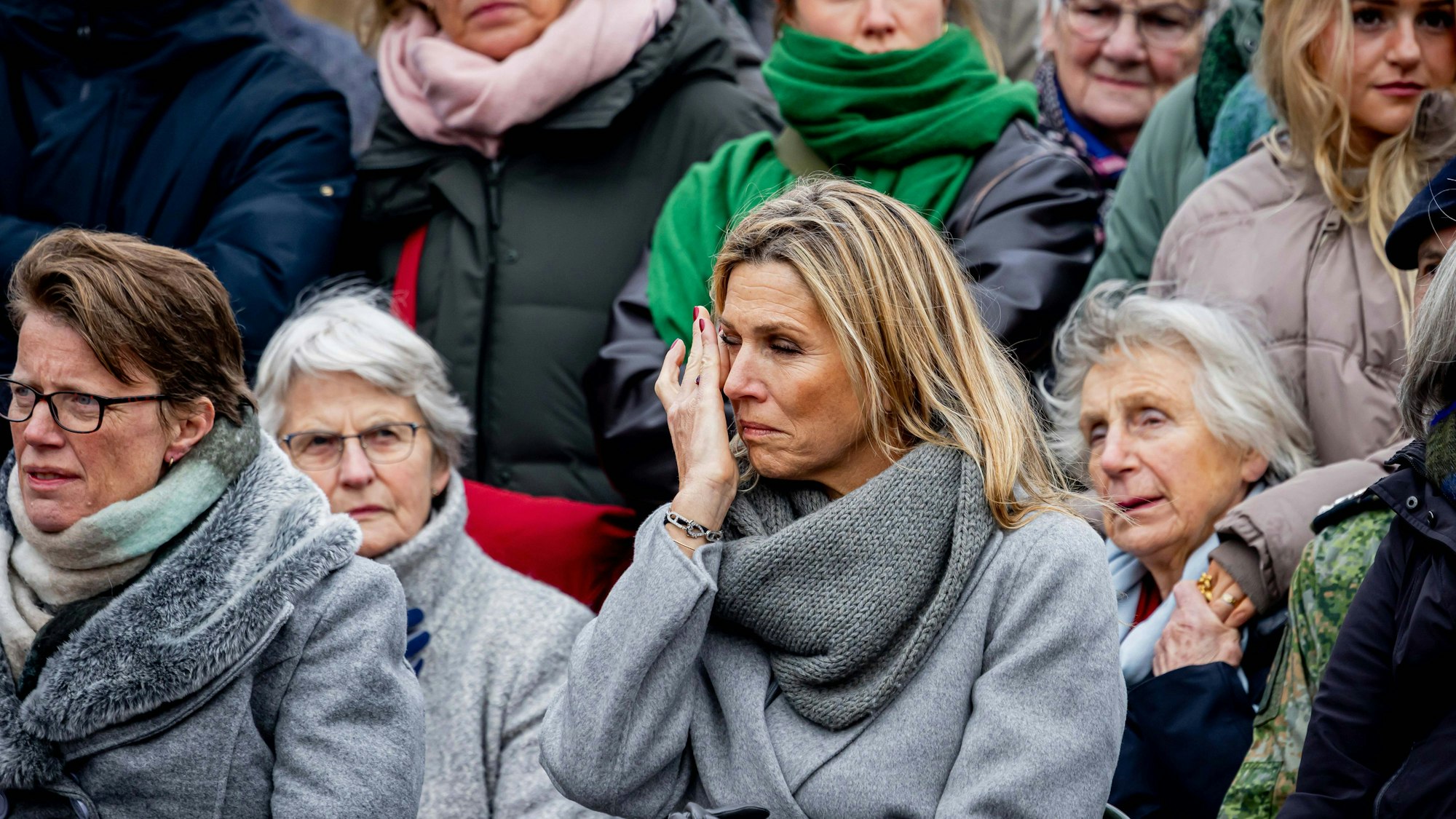 Königin Máxima wischt sich die Tränen aus den Augen, als ihre Tochter, Prinzessin Amalia, ihre militärische Ausbildung abschließt.
