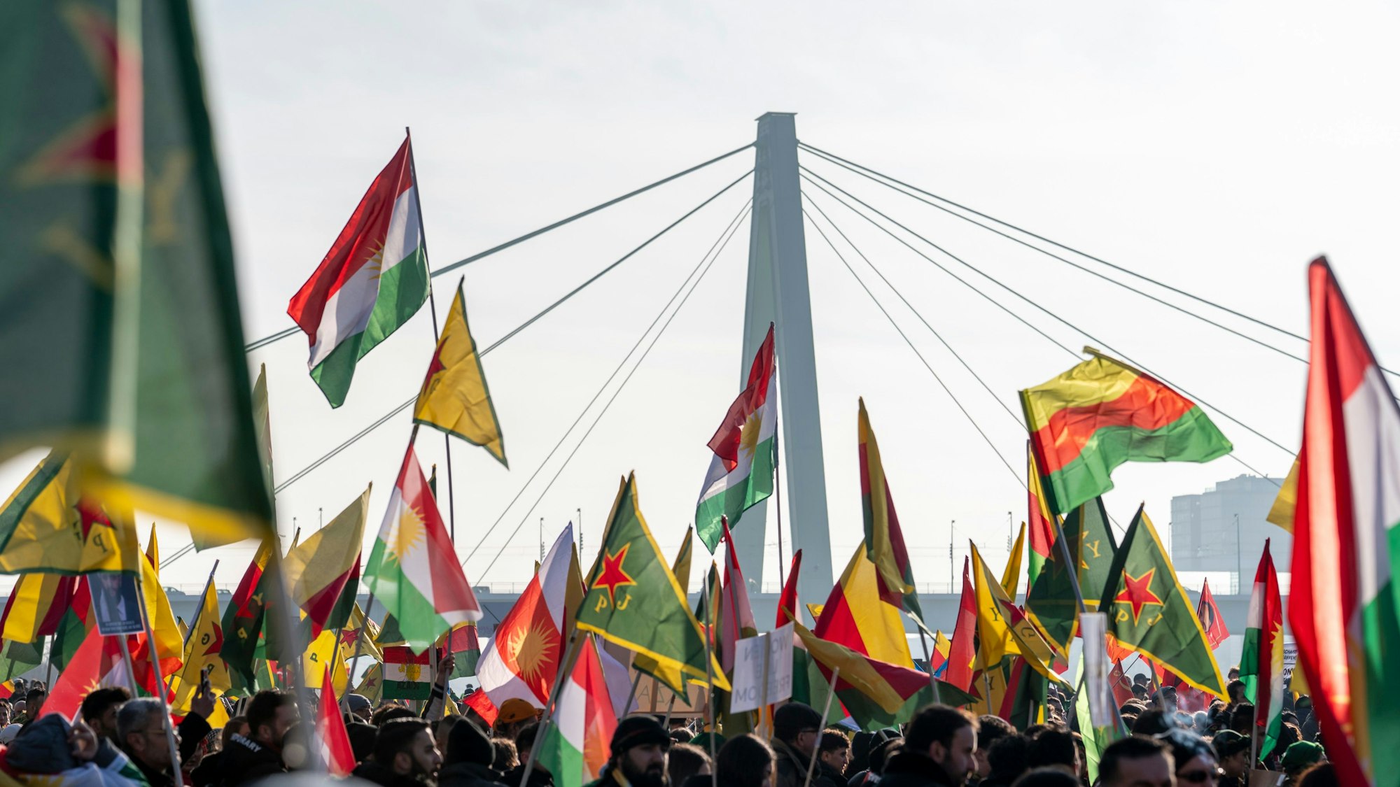 Kurden demonstrieren auf der Deutzer Werft.