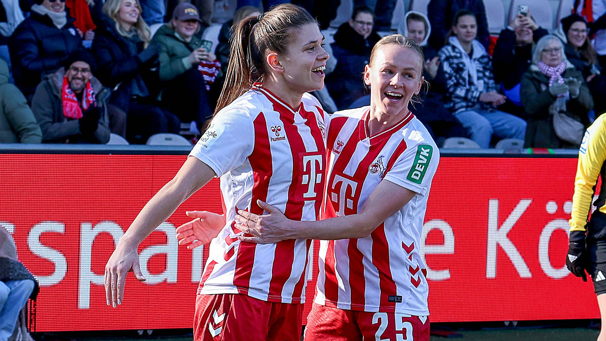 Jubel nach dem Tor zum 1:0 durch Torschuetzin Martyna Wiankowska