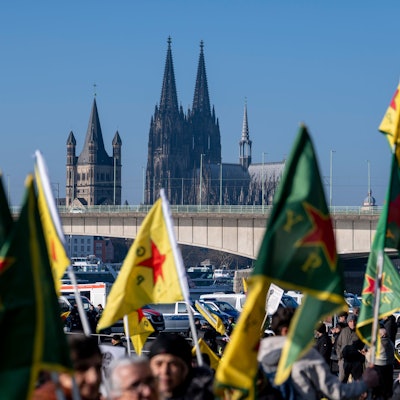 Kurden demonstrieren auf der Deutzer Werft.