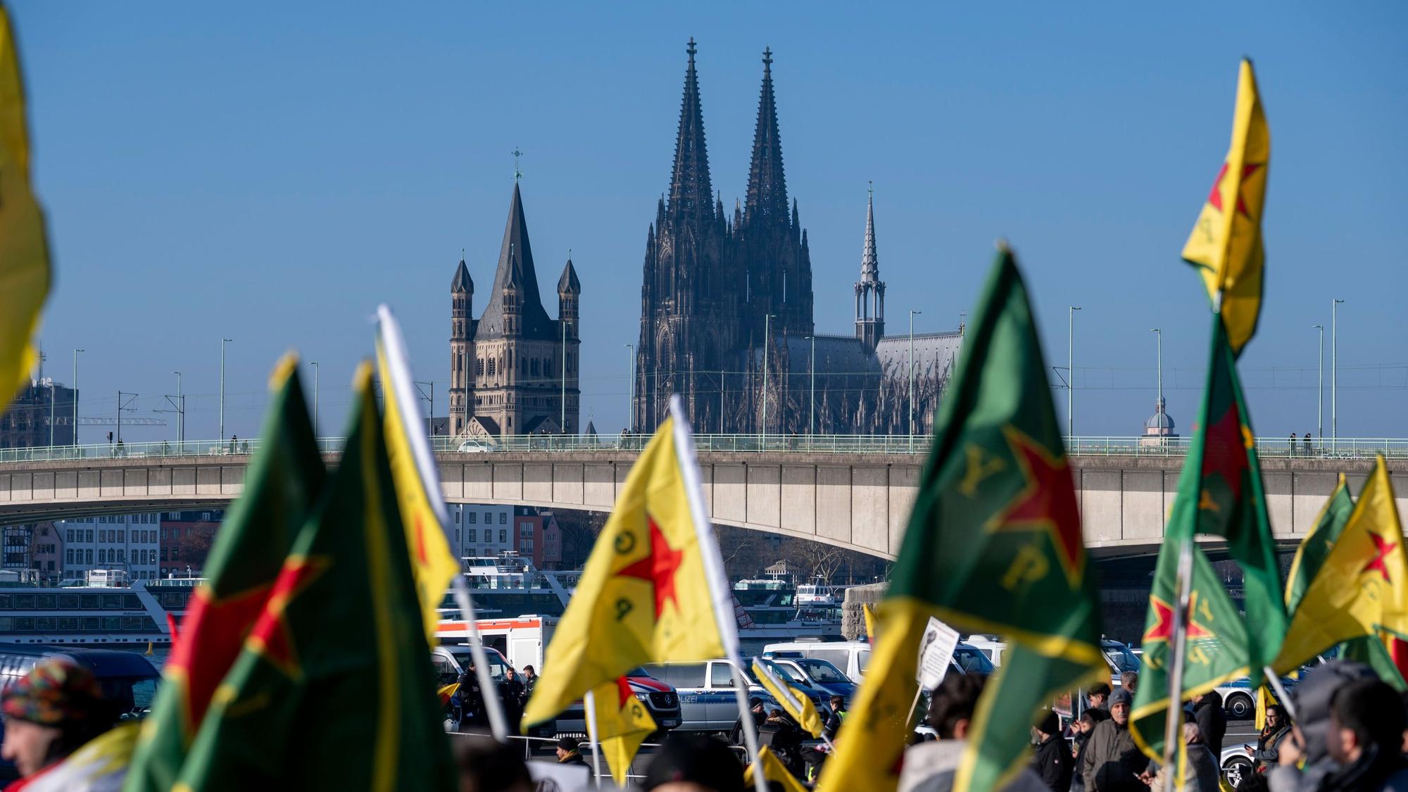 Kurden demonstrieren auf der Deutzer Werft.