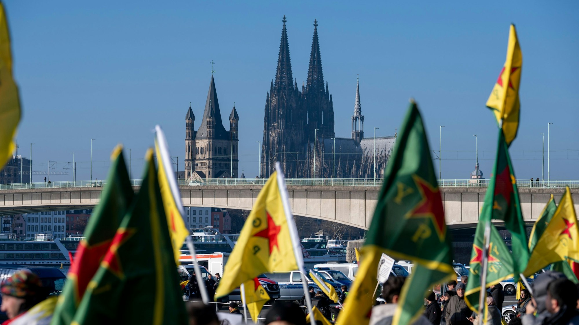 Kurden demonstrieren auf der Deutzer Werft.