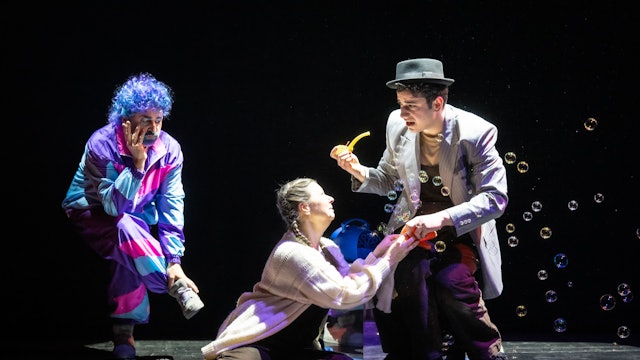 John Heuzenroeder (l.), Maike Raschke und Ferhat Baday in „Max und Moritz“ an der Kölner Kinderoper.