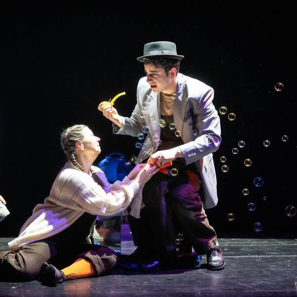 John Heuzenroeder (l.), Maike Raschke und Ferhat Baday in „Max und Moritz“ an der Kölner Kinderoper.