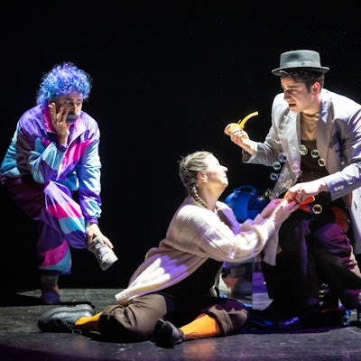 John Heuzenroeder (l.), Maike Raschke und Ferhat Baday in „Max und Moritz“ an der Kölner Kinderoper.