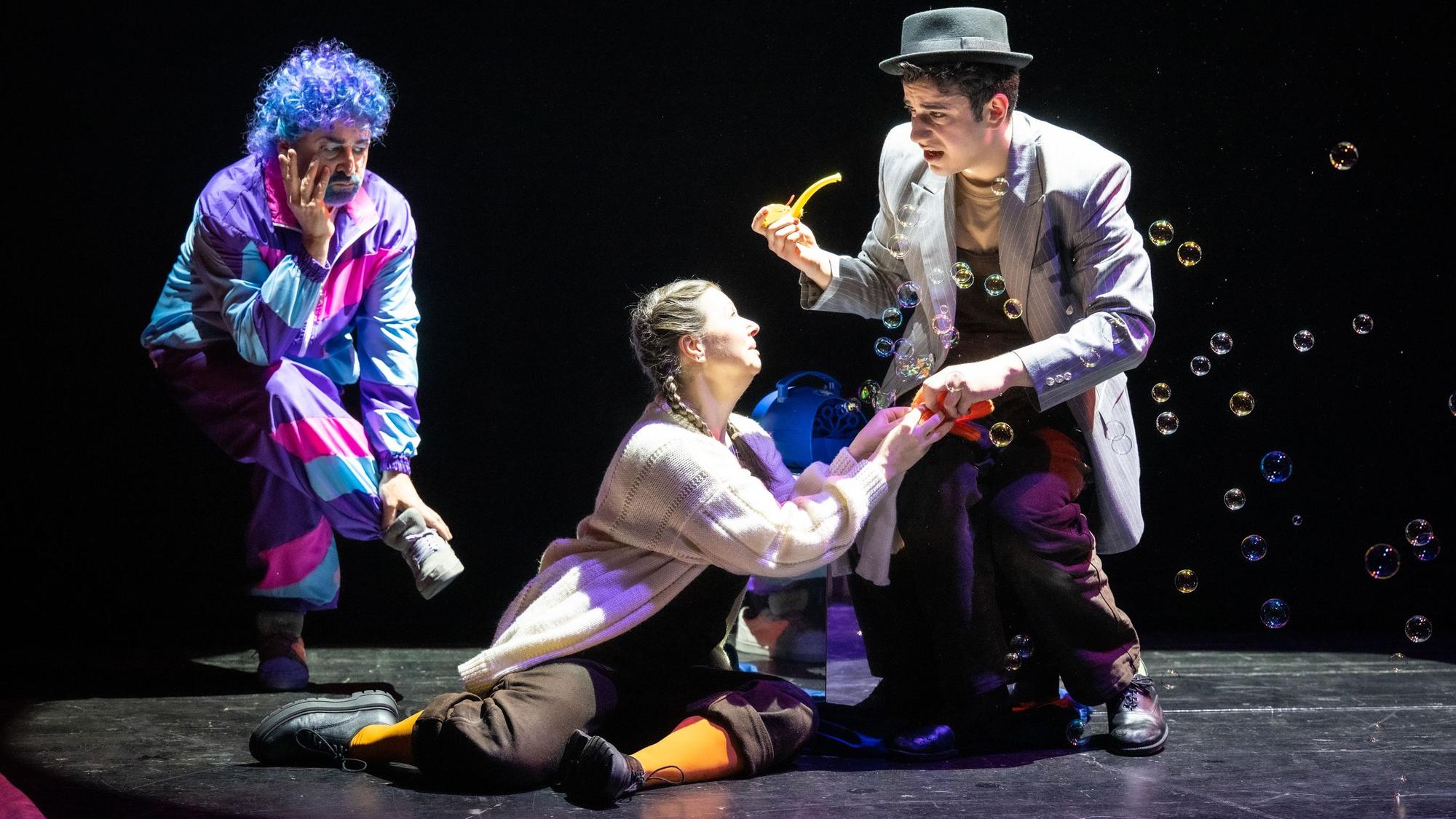 John Heuzenroeder (l.), Maike Raschke und Ferhat Baday in „Max und Moritz“ an der Kölner Kinderoper.