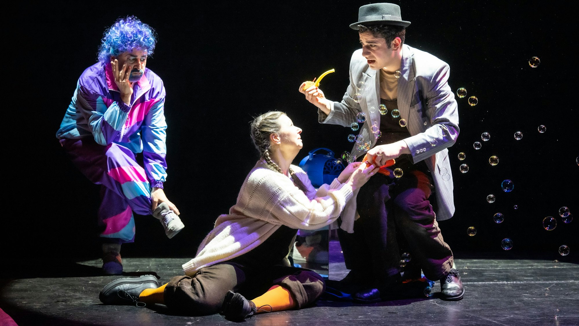 John Heuzenroeder (l.), Maike Raschke und Ferhat Baday in „Max und Moritz“ an der Kölner Kinderoper.