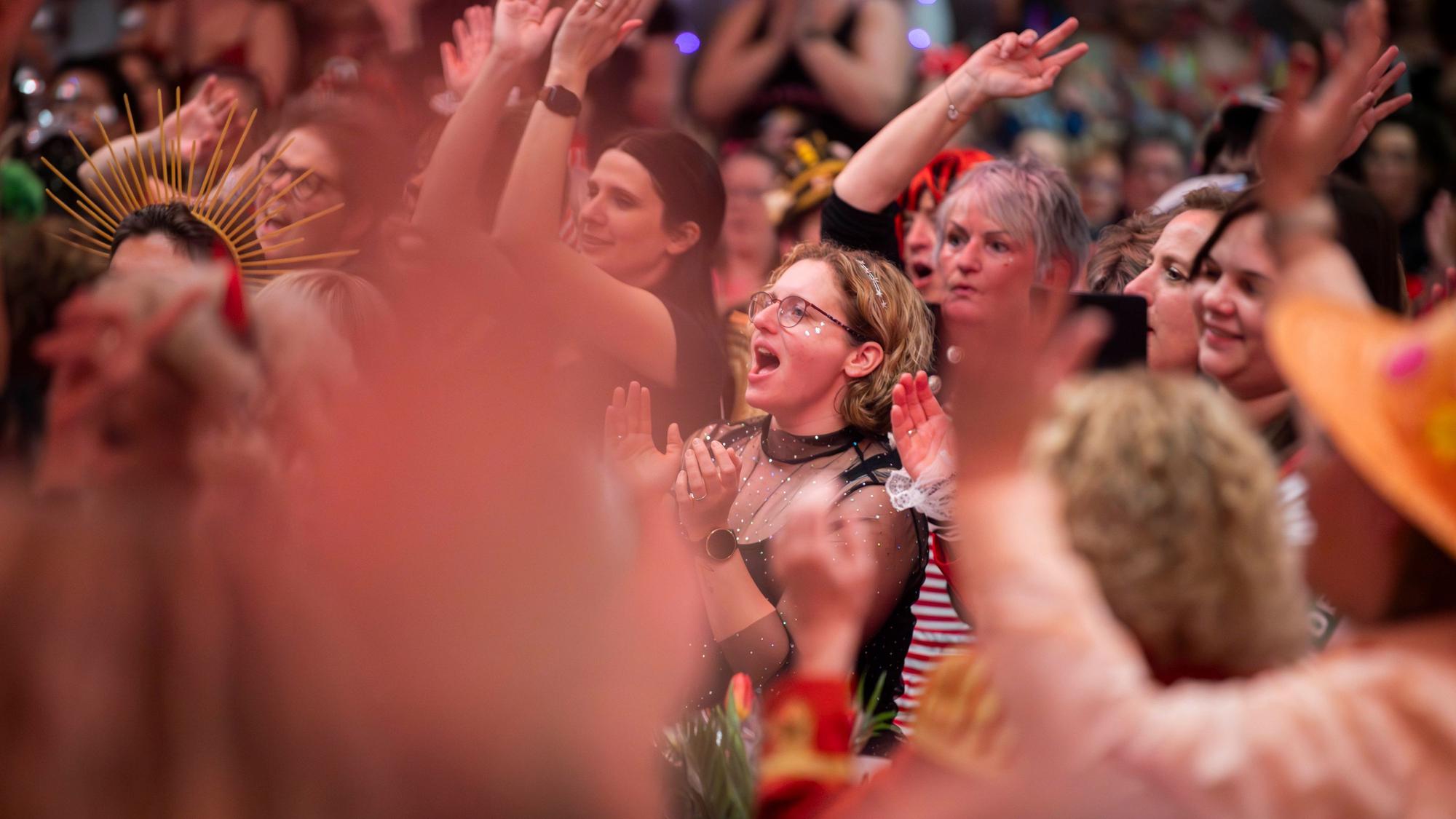 Besucherinnen der Damensitzung von Alt Oeskerche in der Alten Tuchfabrik feiern ausgelassen im Saal.