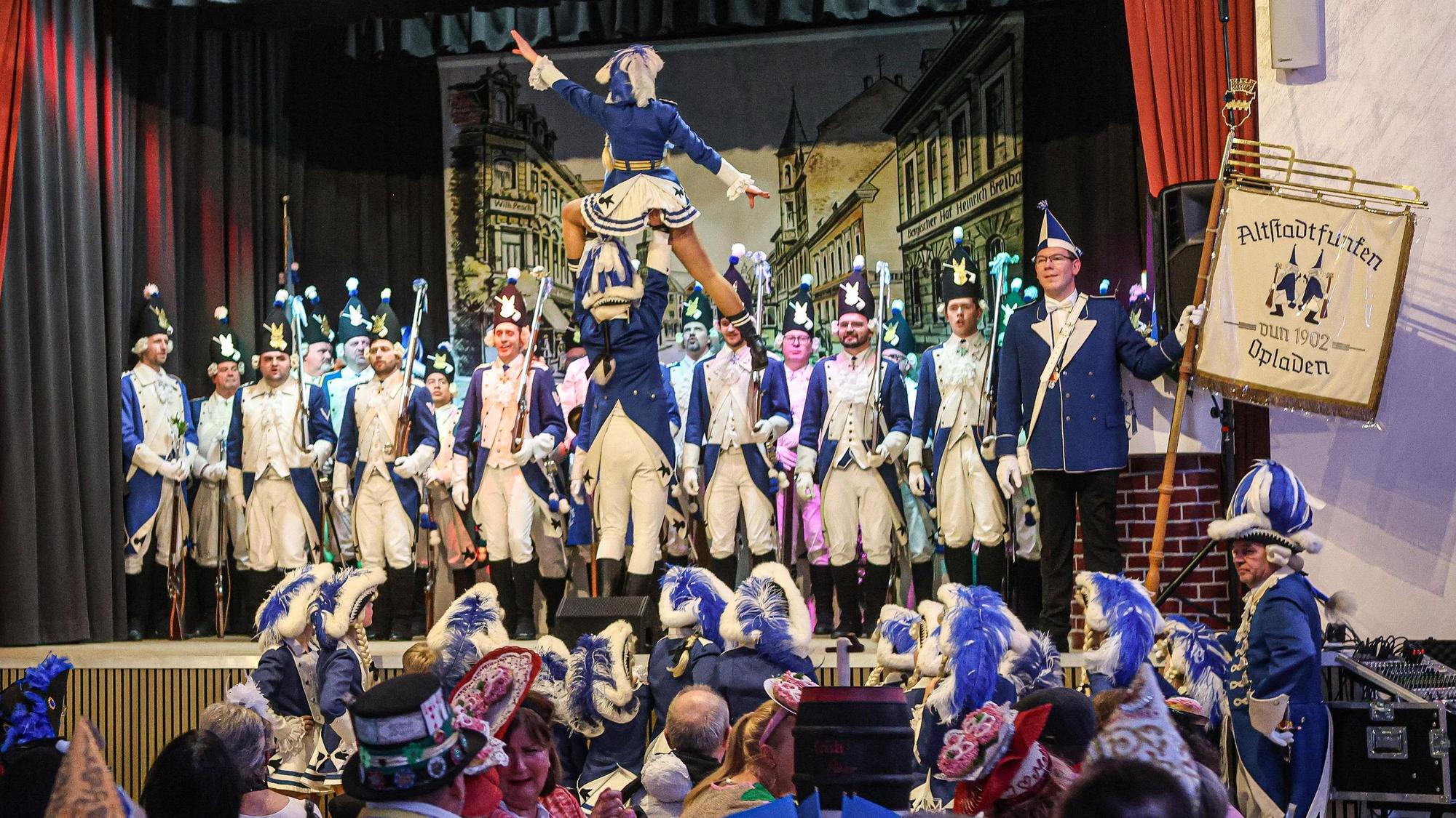 Die Altstadt funkelt auf der Bühne in der Stadthalle Bergesch Neukirchen