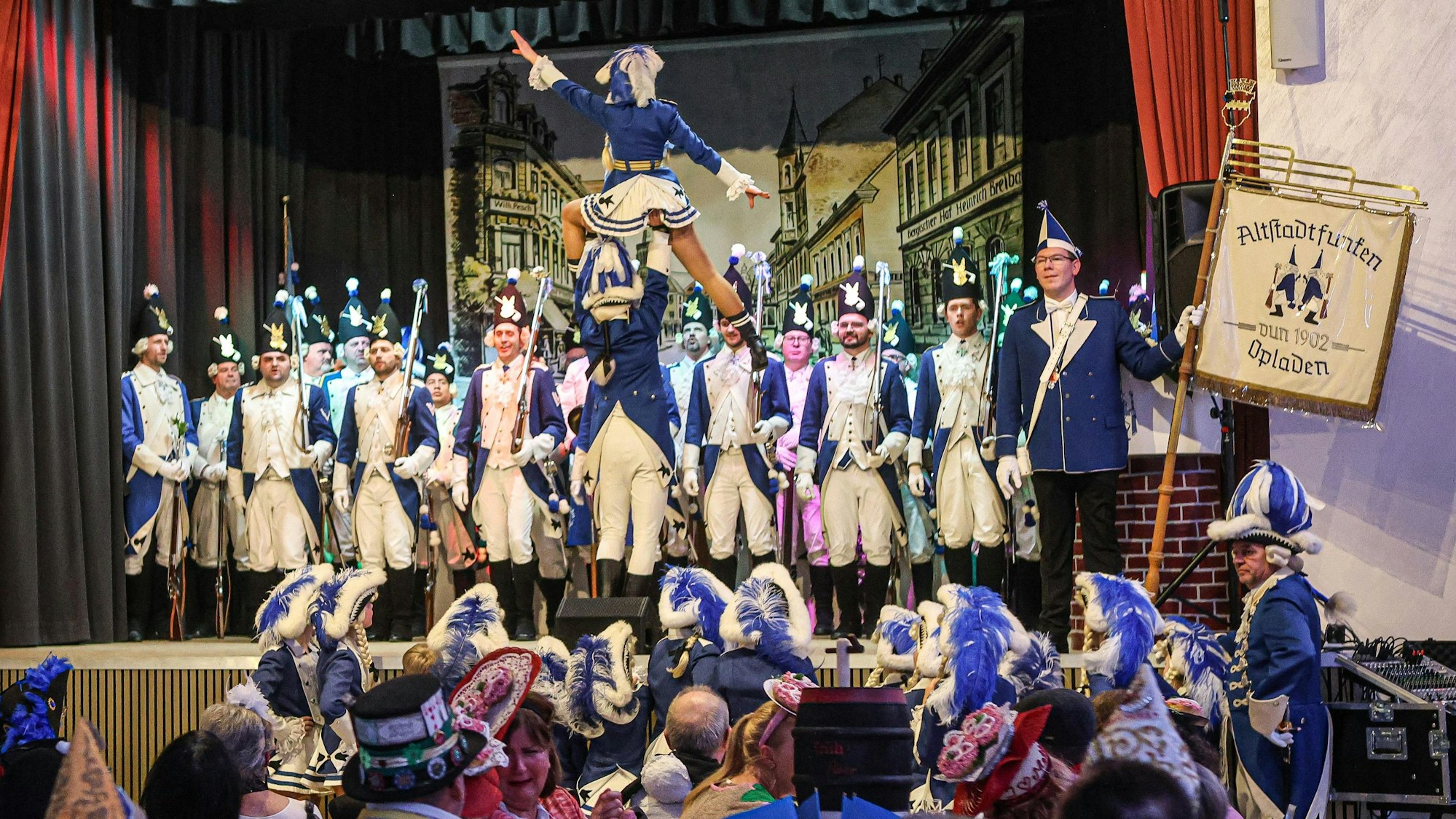 Die Altstadt funkelt auf der Bühne in der Stadthalle Bergesch Neukirchen