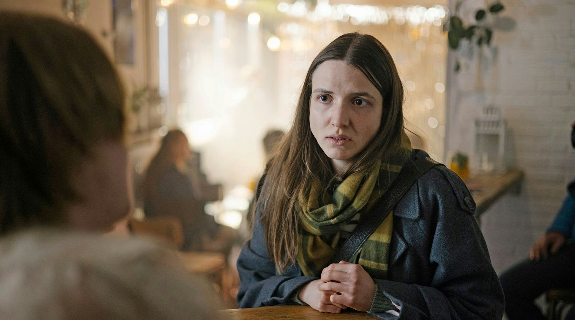 Studentin Annalena Höpken (Annika Gräslund) erfährt in den ersten Szenen des neuen Bremer „Tatorts“ viel Ablehnung. Kurz darauf ist sie tot. (Bild: Radio Bremen/Magdalena Stengel)