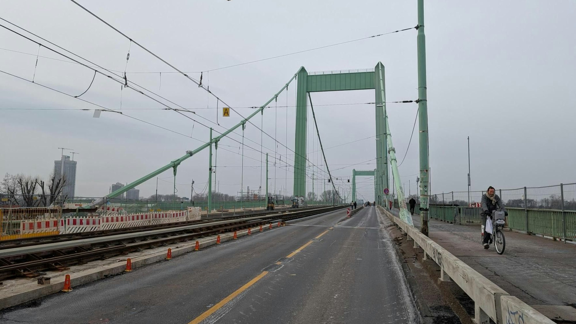 Eine leere Mülheimer Brücke - so sieht das Bauwerk während der Demonstration vom Bündnis am Sonntag aus.
