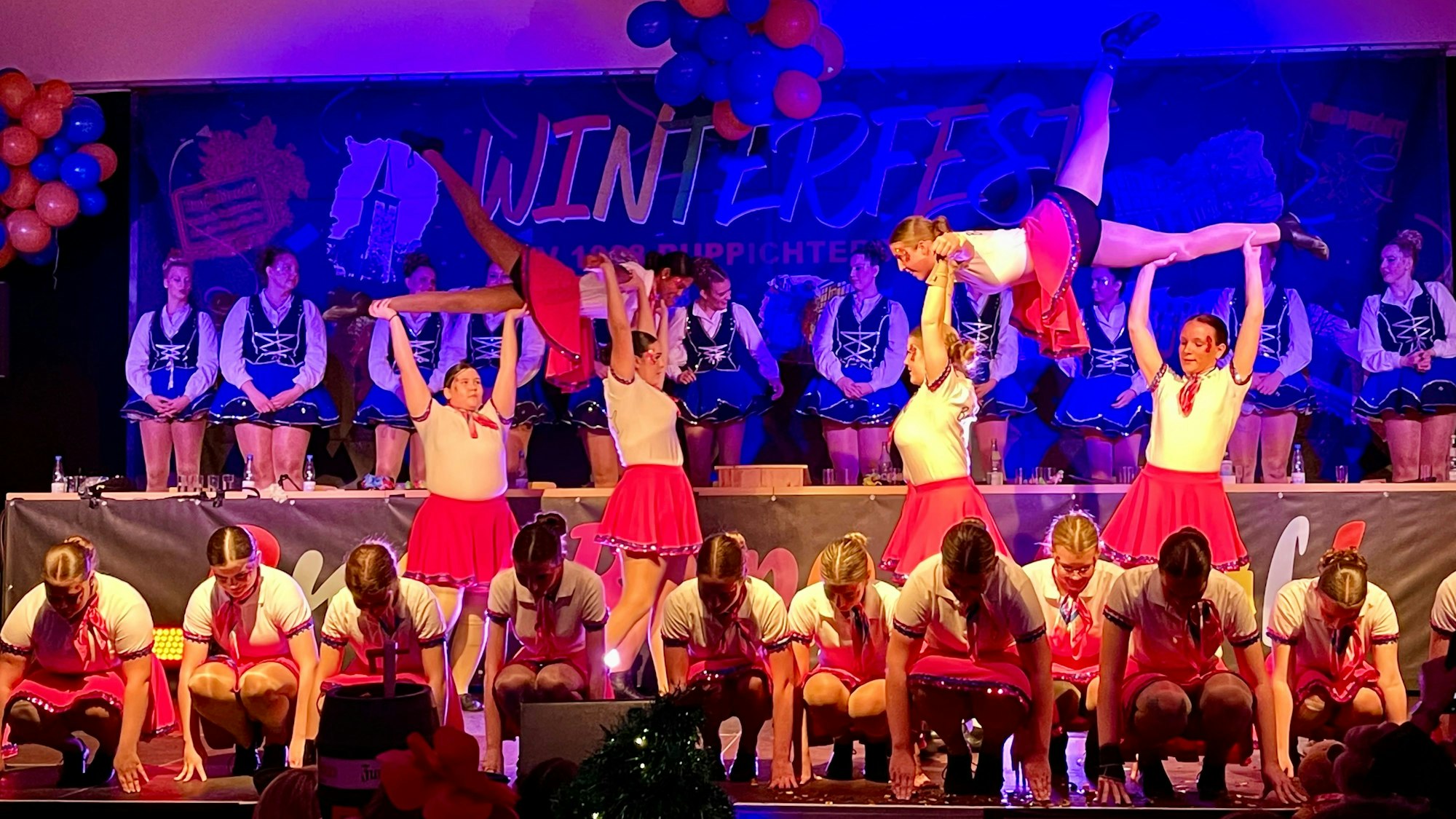 Die Bröltalpänz, 23 Tänzerinnen zwischen 14 und 17 Jahren, flogen als Stewardessen „all around the world“ - und auch durch die Luft in der Bröltalhalle.