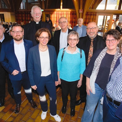 Aufstellbild mit Frau Professor Doktor Barbara Schmitz und weiteren Personen.