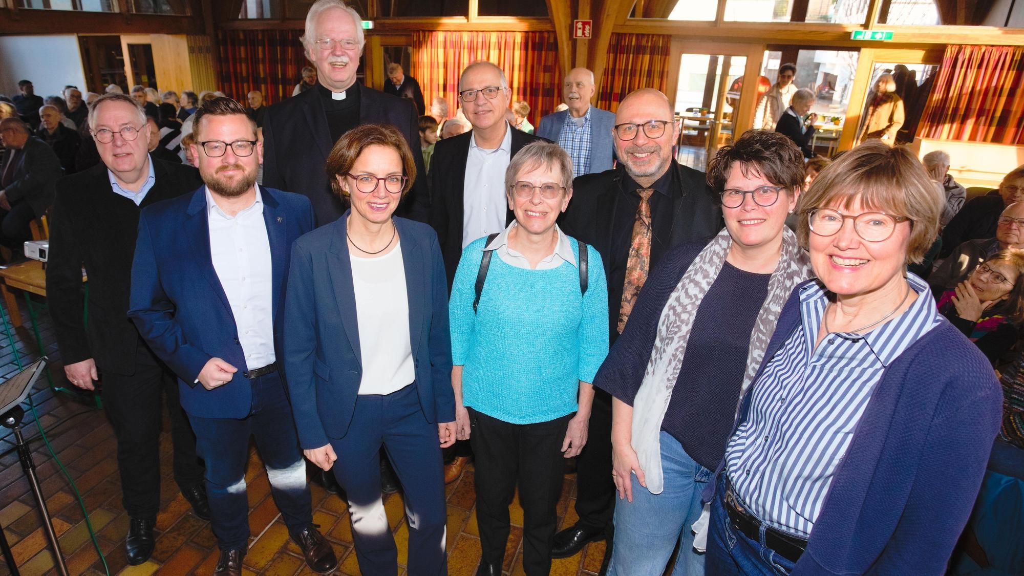Aufstellbild mit Frau Professor Doktor Barbara Schmitz und weiteren Personen.