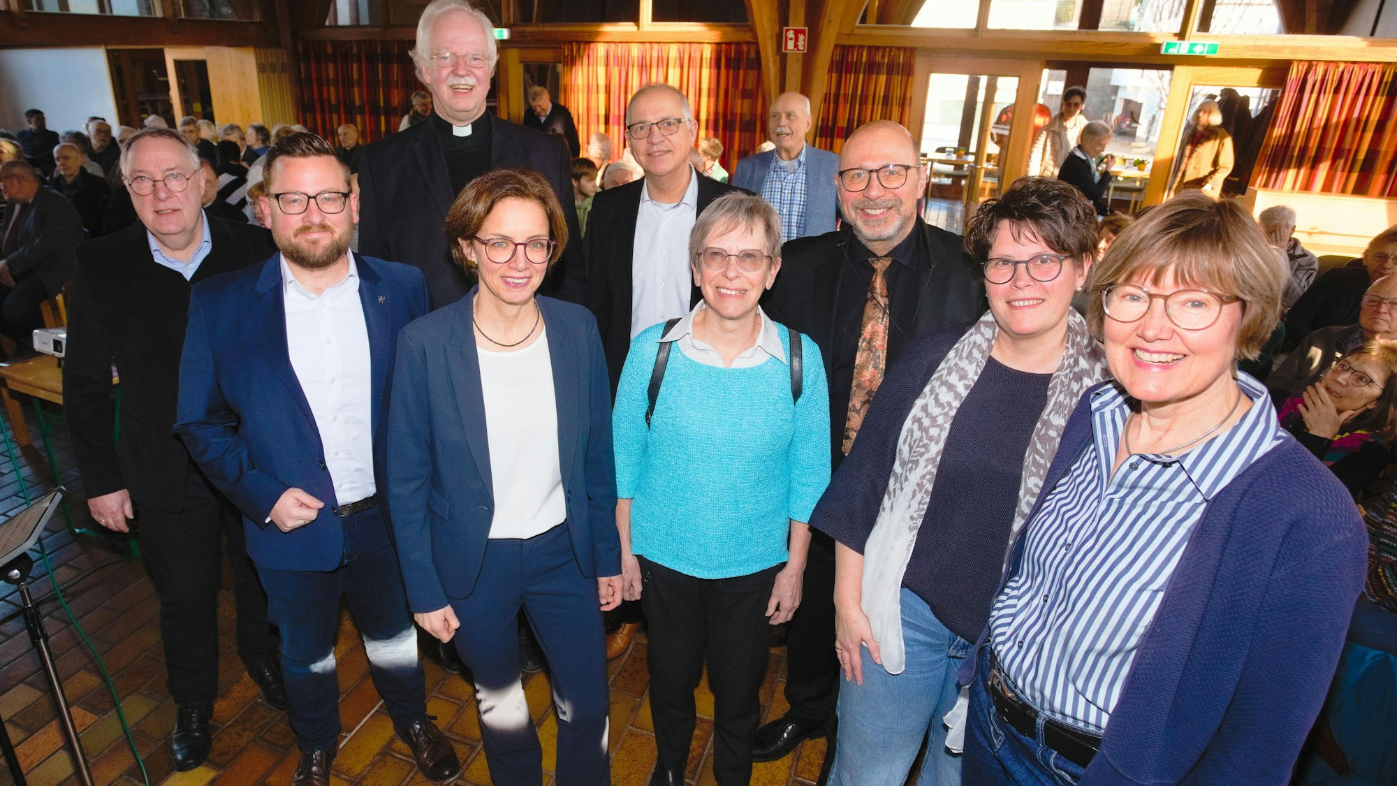 Aufstellbild mit Frau Professor Doktor Barbara Schmitz und weiteren Personen.