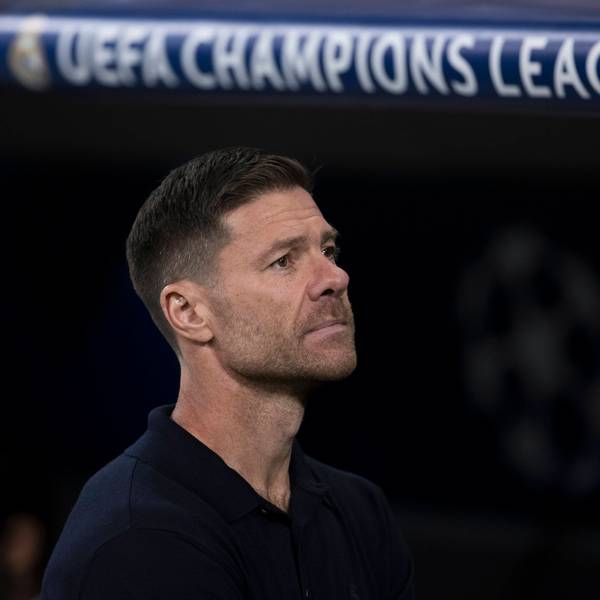 Fußball-Trainer Xabi Alonso steht bei Real Madrid an der Seitenlinie.