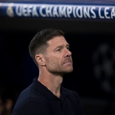 Fußball-Trainer Xabi Alonso steht bei Real Madrid an der Seitenlinie.