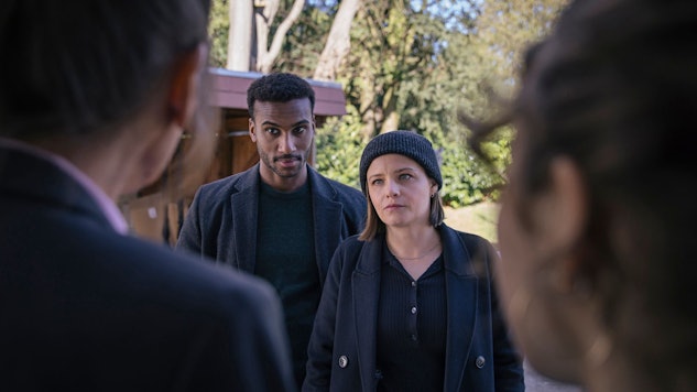 Liv Moormann und Patrice Schipper (M, Jasna Fritzi Bauer und Tijan Njie) überbringen eine traurige Nachricht.