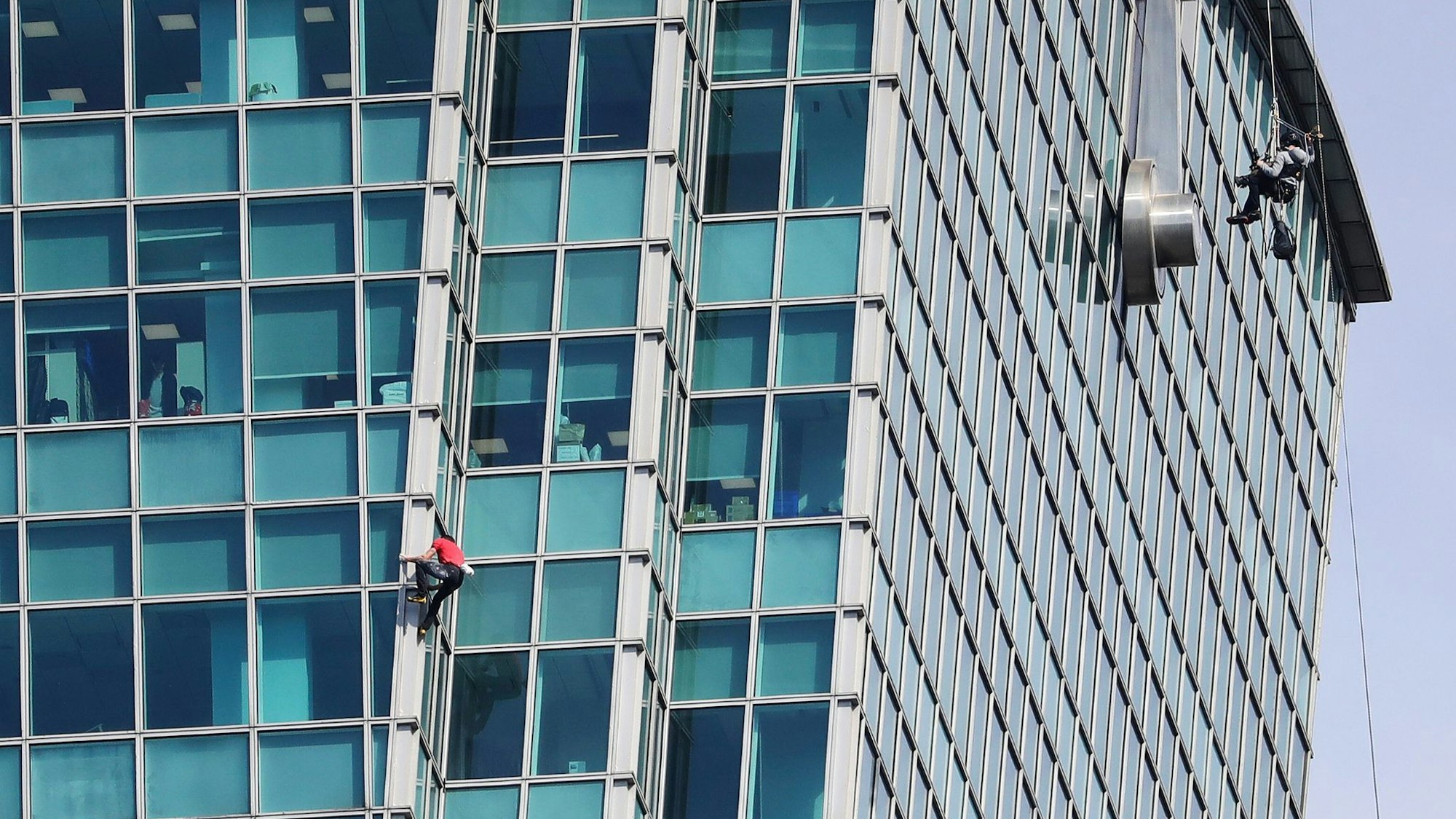 Schaulustige beobachteten Alex Honnold nicht nur vom Boden aus - auch hinter den Bürofenstern wurde der Extremsportler angefeuert.