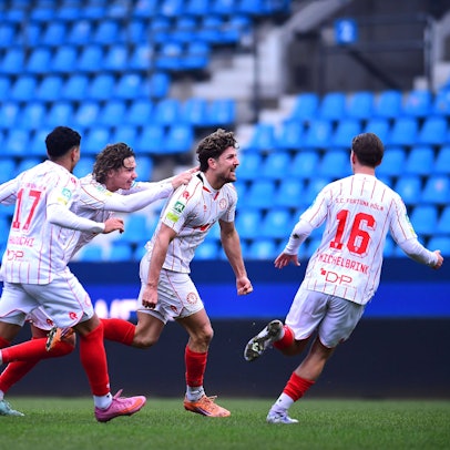 Fußball Herren Regionalliga West Saison 2025/2026 19. Spieltag: VfL Bochum U21, U 21 - Fortuna Köln am 25.01.2026 im Vonovia Ruhrstadion in Bochum Enzo Wirtz Fortuna Köln , mitte freut sich über das 0:1 Nordrhein-Westfalen Deutschland *** Soccer Men Regionalliga West Season 2025 2026 19 Matchday VfL Bochum U21 Fortuna Köln on 25 01 2026 at the Vonovia Ruhrstadion in Bochum Enzo Wirtz Fortuna Köln , center is happy about the 0 1 North Rhine-Westphalia Germany