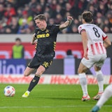 Marius Bülter mit einem Fernschuss gegen Freiburg.