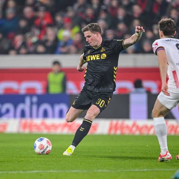 Marius Bülter mit einem Fernschuss gegen Freiburg.