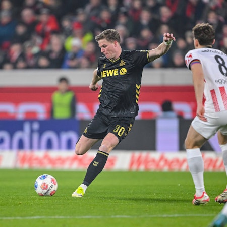 Marius Bülter mit einem Fernschuss gegen Freiburg.
