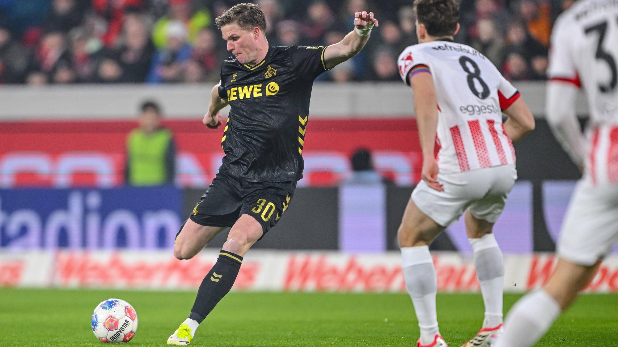 Marius Bülter mit einem Fernschuss gegen Freiburg.
