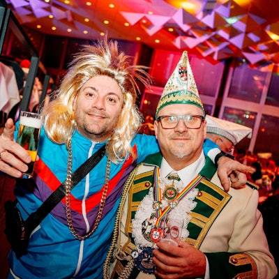 Ein kostümiertes Herrenpaar im Forum