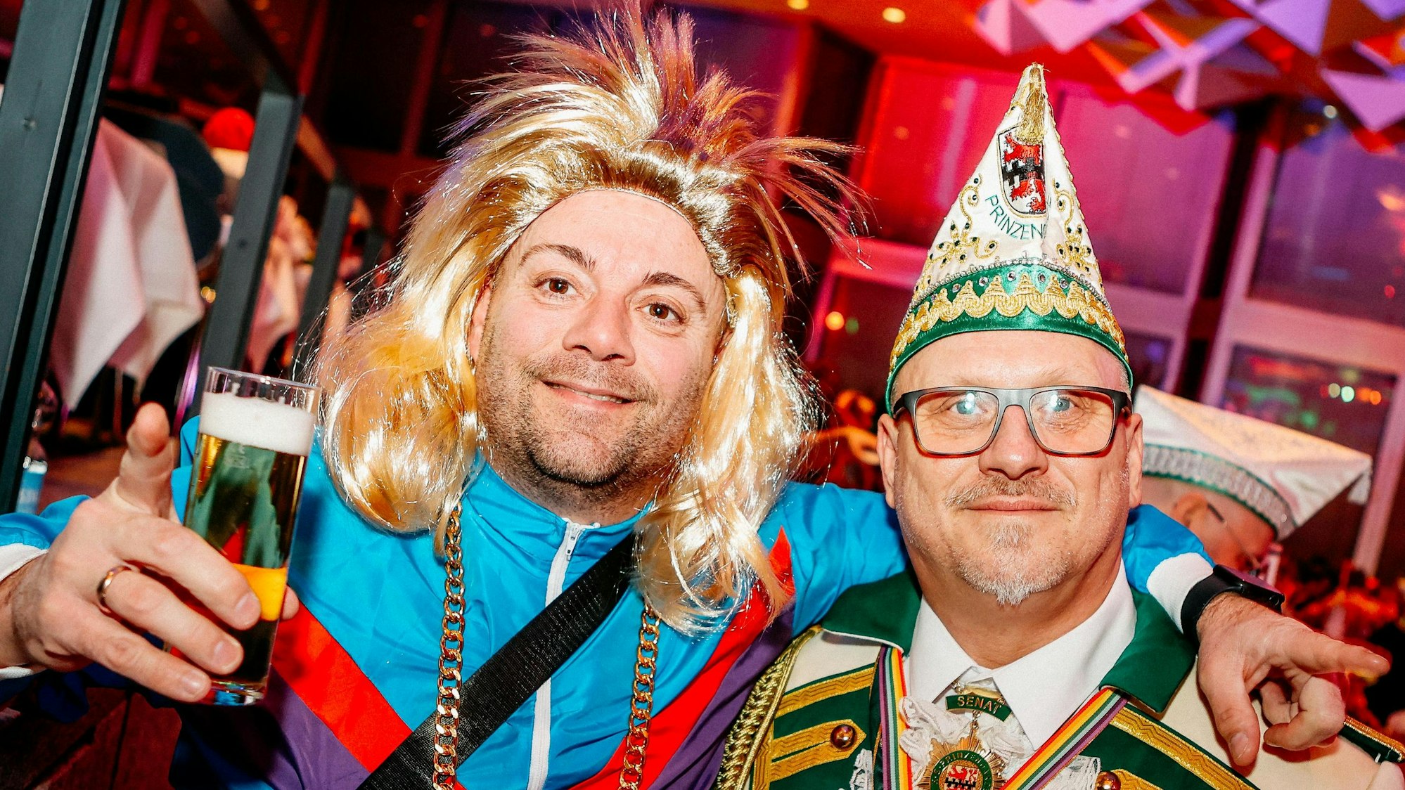 Ein kostümiertes Herrenpaar im Forum