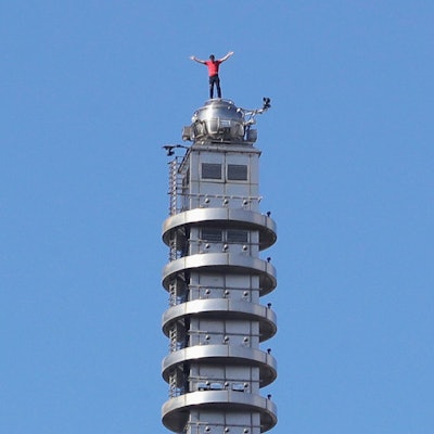 Nach dem Jubel auf der Spitze des Wolkenkratzers hat Alex Honnold ein Selfie mit seinem Smartphone geschossen.