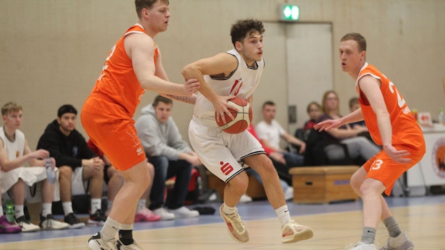 Das Bild zeigt den Zülpicher Basketballer auf dem Weg zum gegnerischen Korb.