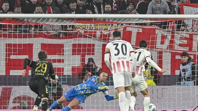 Igor Matanovic scheitert mit seinem Elfmeter an FC-Keeper Marvin Schwaebe.