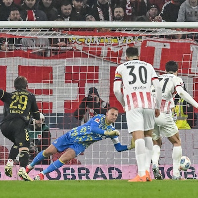 Igor Matanovic scheitert mit seinem Elfmeter an FC-Keeper Marvin Schwaebe.