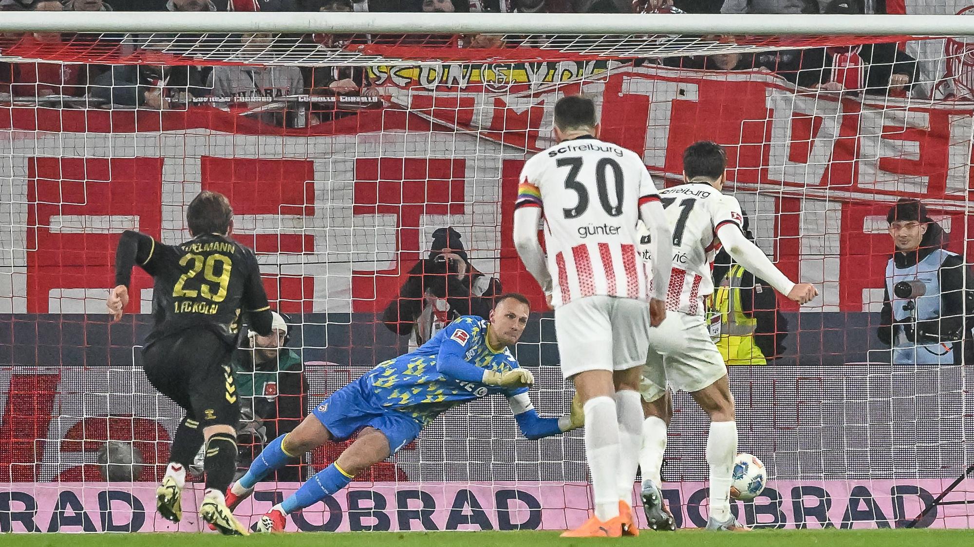 Igor Matanovic scheitert mit seinem Elfmeter an FC-Keeper Marvin Schwaebe.