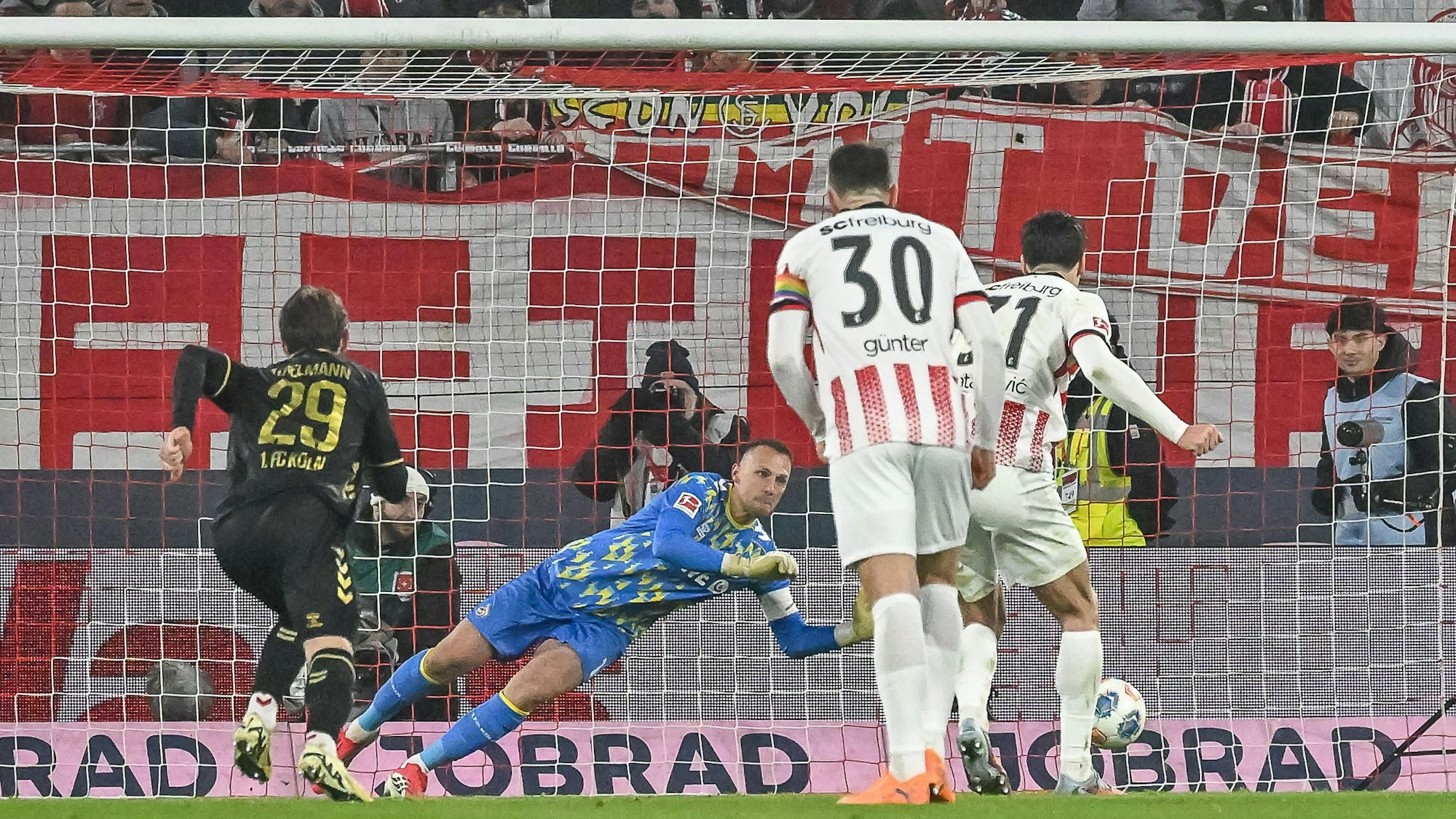 Igor Matanovic scheitert mit seinem Elfmeter an FC-Keeper Marvin Schwaebe.