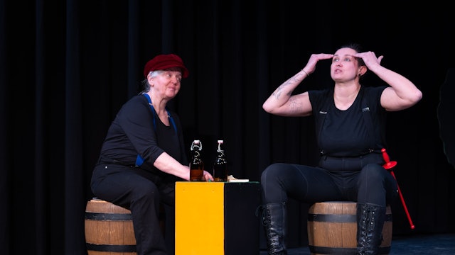 Die Schauspielerinnen Bärbel Stinner (links) und Gesa Dittmann auf der Bühne.